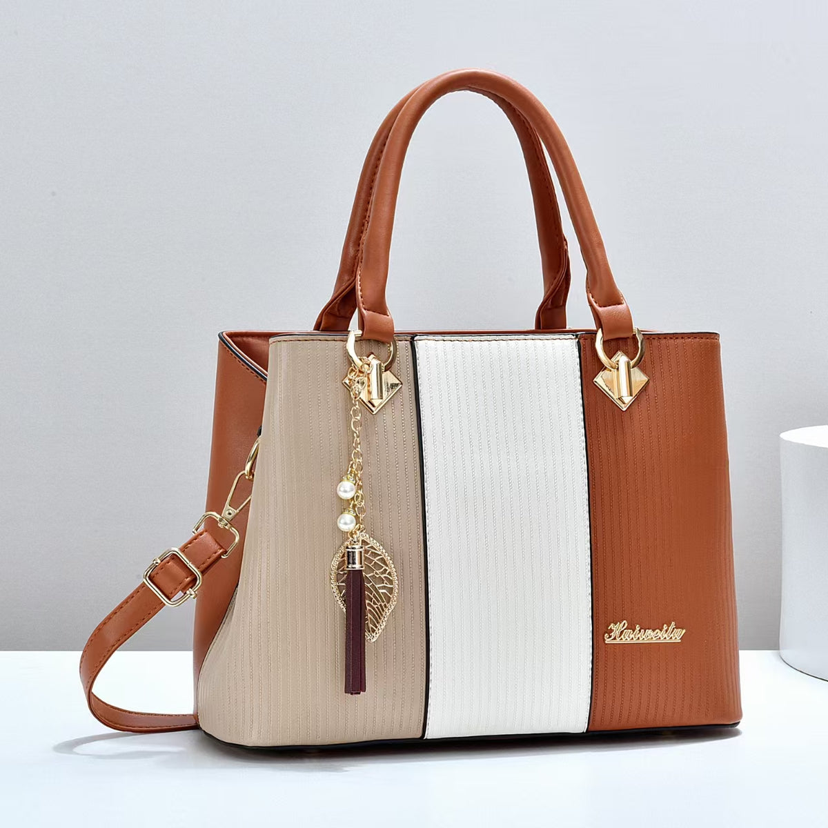 Color-blocked women's handbag, trendy and fashionable, made of PU material, suitable for shoulder or crossbody use, large capacity.