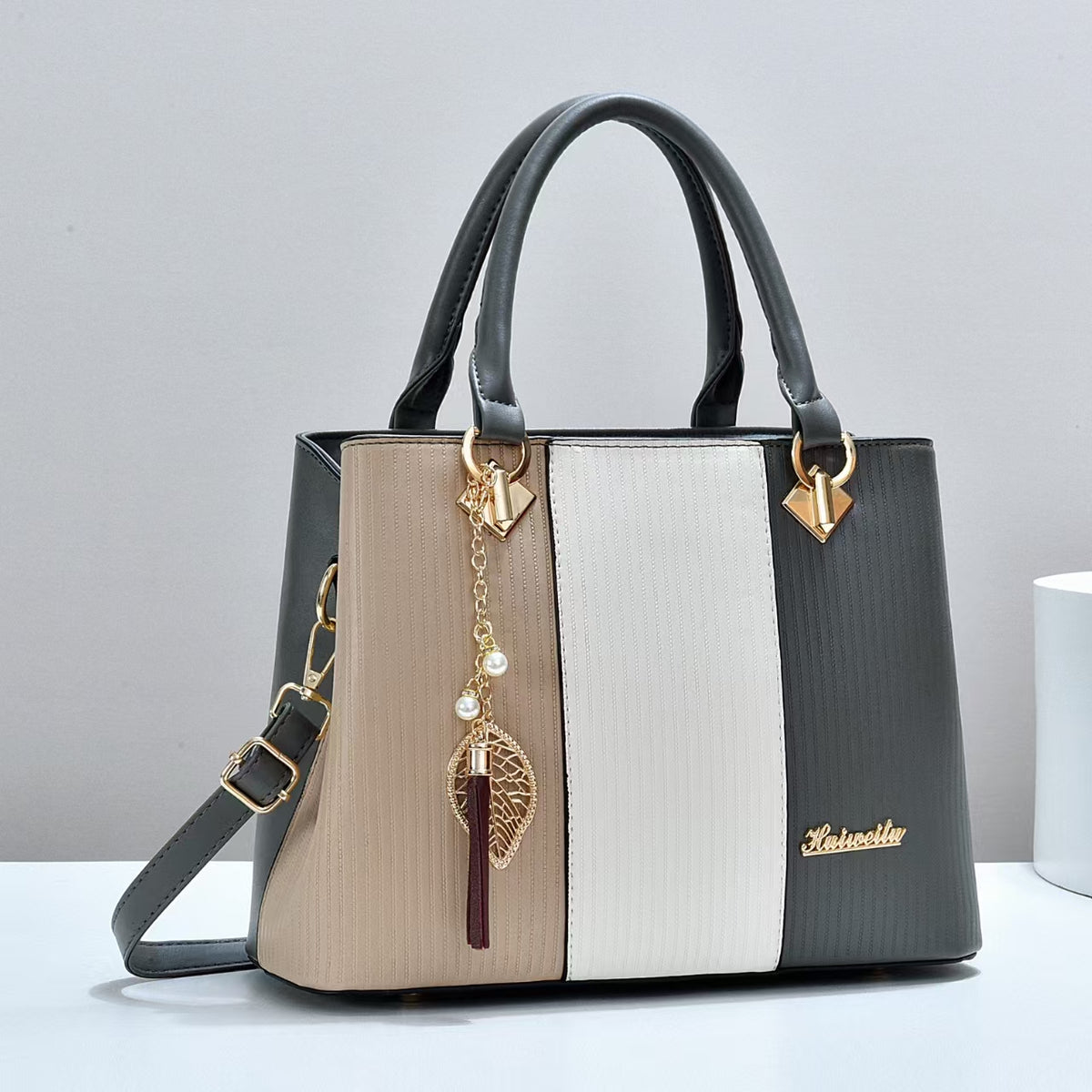 Color-blocked women's handbag, trendy and fashionable, made of PU material, suitable for shoulder or crossbody use, large capacity.