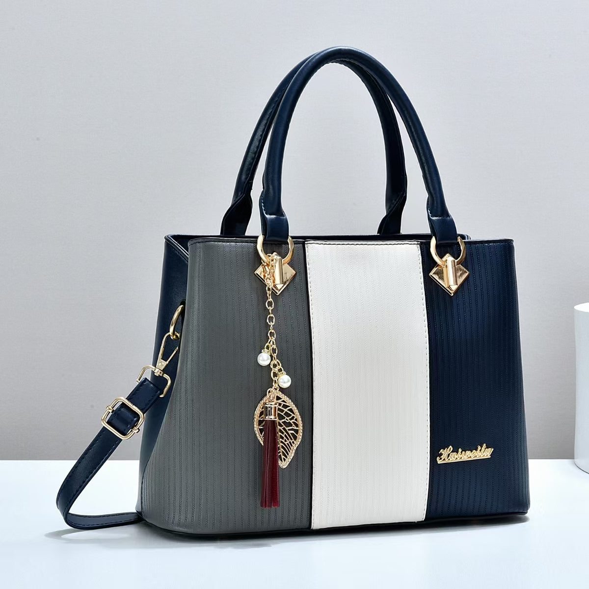 Color-blocked women's handbag, trendy and fashionable, made of PU material, suitable for shoulder or crossbody use, large capacity.