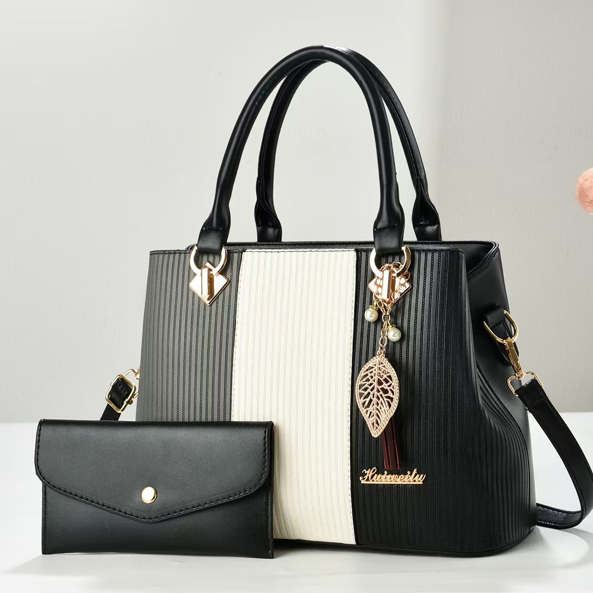 Color-blocked women's handbag, trendy and fashionable, made of PU material, suitable for shoulder or crossbody use, large capacity.