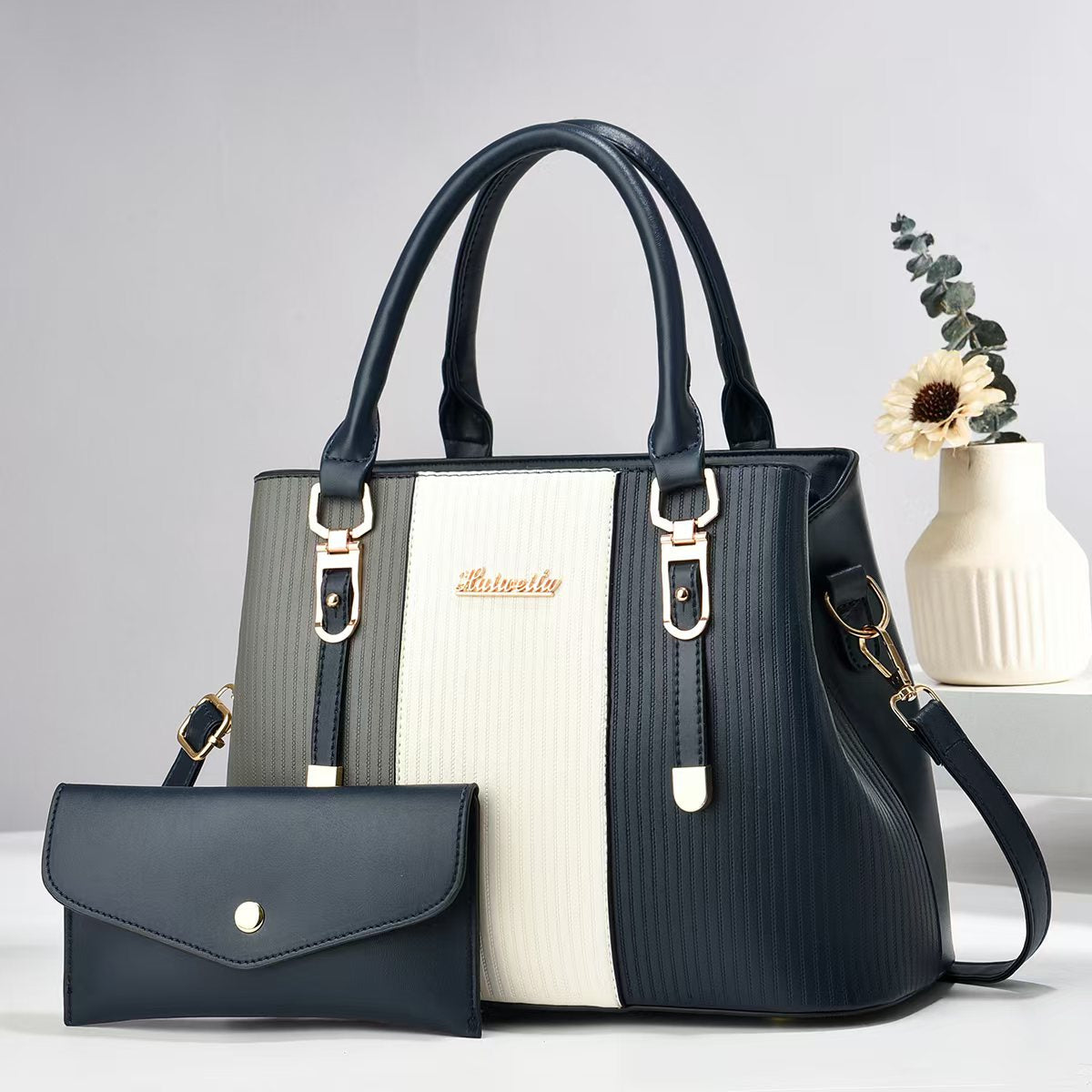 Color-blocked women's handbag, trendy and fashionable, made of PU material, suitable for shoulder or crossbody use, large capacity.