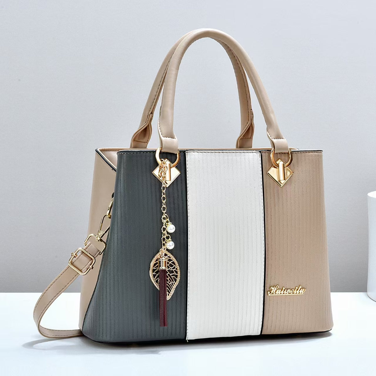 Color-blocked women's handbag, trendy and fashionable, made of PU material, suitable for shoulder or crossbody use, large capacity.