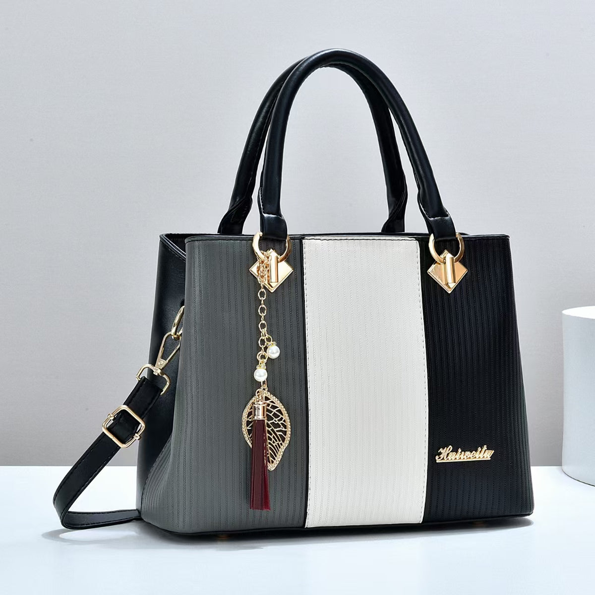 Color-blocked women's handbag, trendy and fashionable, made of PU material, suitable for shoulder or crossbody use, large capacity.